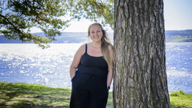 Läkare med skidutrustning framför laptop